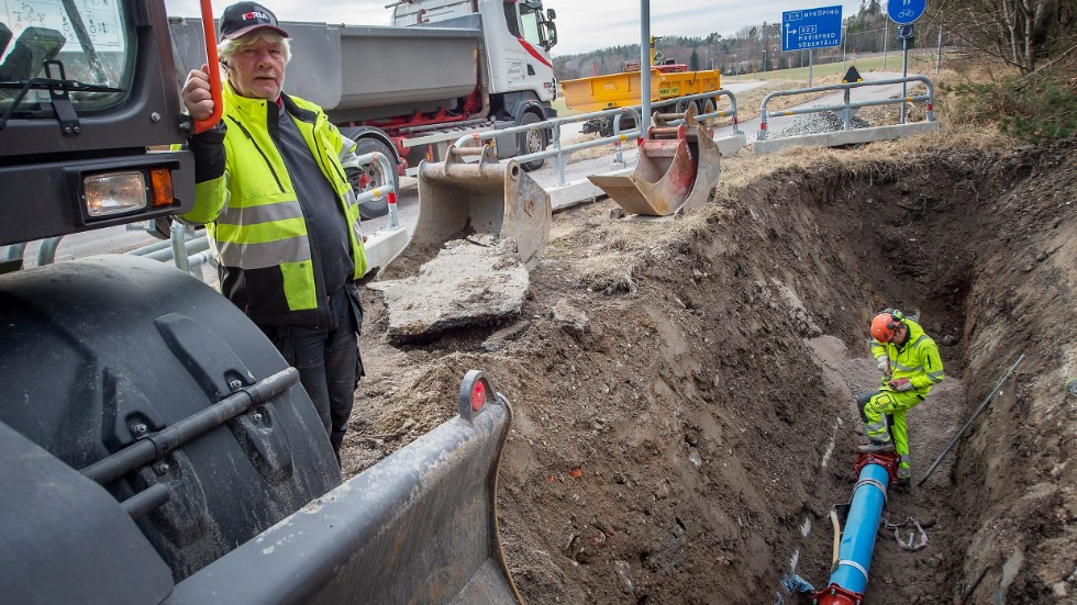 Dagens vattenledningar är ofta gjorda i plast vilket ofta gör det svårare att hitta läckan eftersom de mätinstrument som används inte funkar lika bra, enligt grävmaskinist Tony Johansson. Nere till höger jobbar Rickard Axelsson med sätta dit den nya delen. 