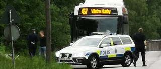 Tonåring klättrade på körande buss