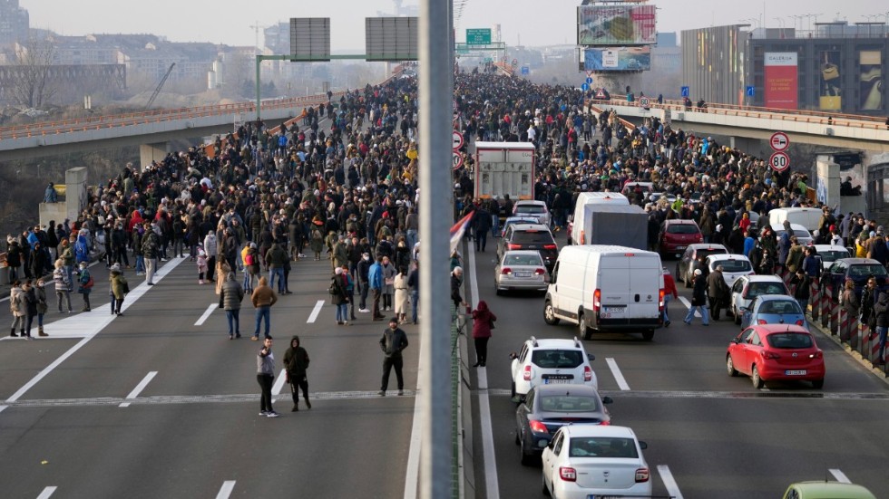 Demonstranter på en motorväg i Belgrad.