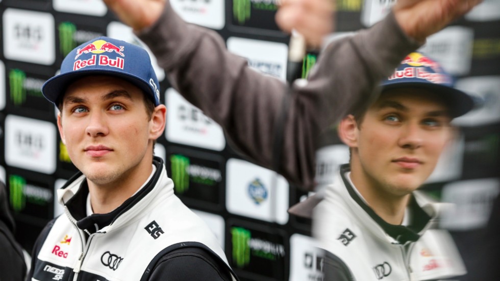 Blev svartflaggad. Det var full fart i helgen för Anton Marklund. Utdelningen däremot blev det lite sämre med. Ett svartflagg gjorde livet surt i rallycross–VM. Foto: McKlein.