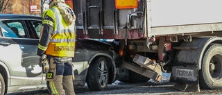 Trafikolycka i rondell – bilist körde in i lastbil