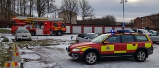 Brand utbröt i lägenhet – man fördes till sjukhus 