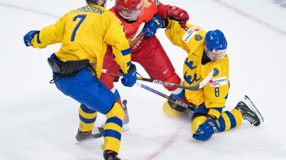 Leo Lööf, höger, har spelat fysiskt hittills i VM. Här i premiärmatchen mot Ryssland.