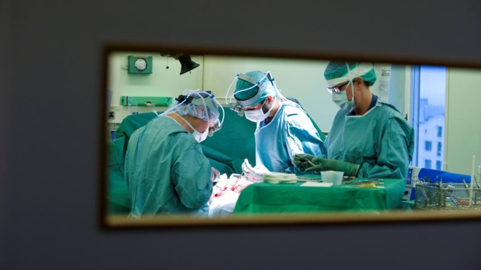 Att läkarstudenter tränas i den kliniska vardagen medför ökade kostnader, skriver fem läkarrepresentanter.