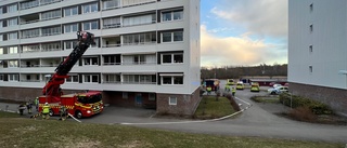 En till sjukhus efter brand i lägenhet på sjätte våningen