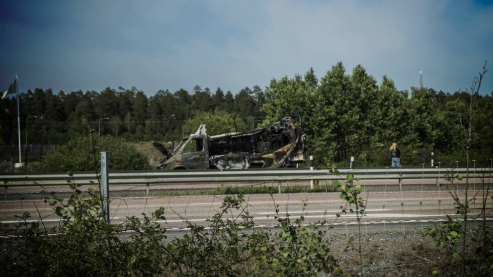 Under onsdagseftermiddagen fattade en minibuss eld.