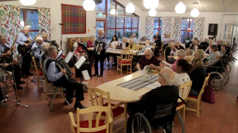 Brukarundersökningen inom äldreomsorgen ger ett gott betyg till boendena och hemtjänsen i Enköpping. Men aktiviteterna vid boendena kunde vara bättre anser de som svart på enkäten. På bilden är det Enköpings dragspelsklubb som uppträder på Liljegården i Örsundsbro på Fars dag 2018.