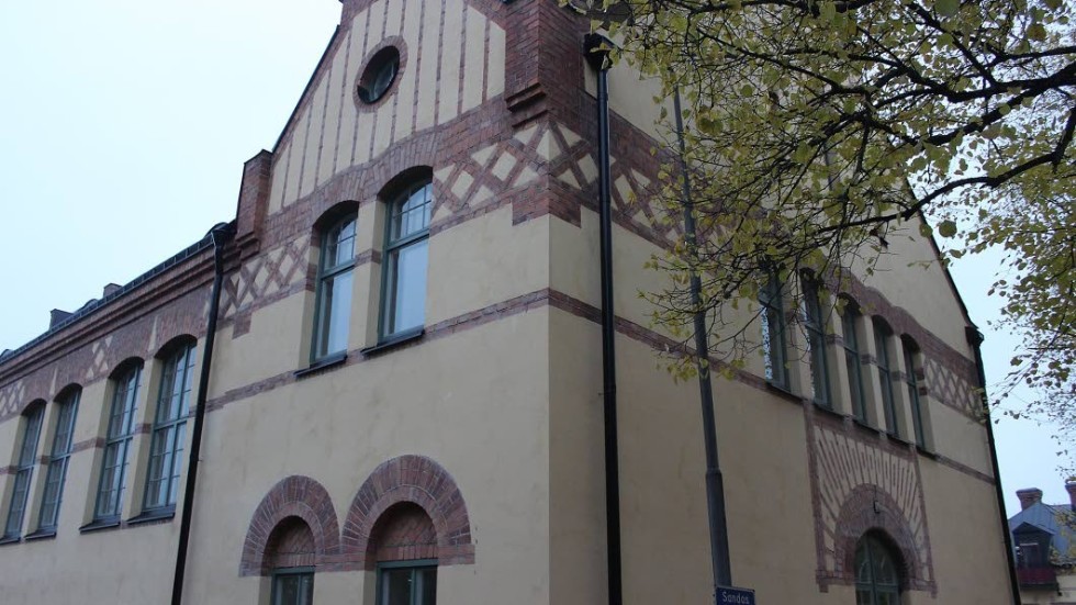 Gymnastikhuset i kyrkbacken ritades av den kända arkitekten Ivar Tengbom. Det byggdes för att användas som gymnastiksal till det då intilliggande läroverket och togs i bruk 1905. 