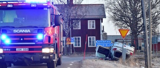 Biljtuvar i olycka på gamla E4 – bilen slog runt och hamnade på taket