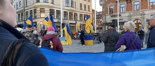 200 tappra trotsade snålblåsten på torget