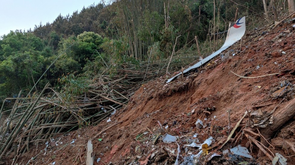 Rester av flygplanet syns på en bergssida i Guangxi.