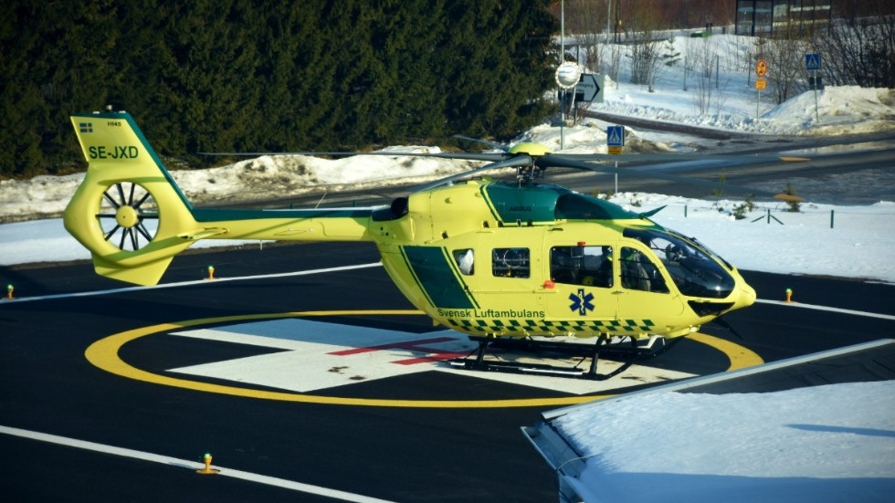 En ambulanshelikopter hämtar den medvetslöse mannen från trakterna av Gråberget i Arvidsjaur. (Arkivbild)
