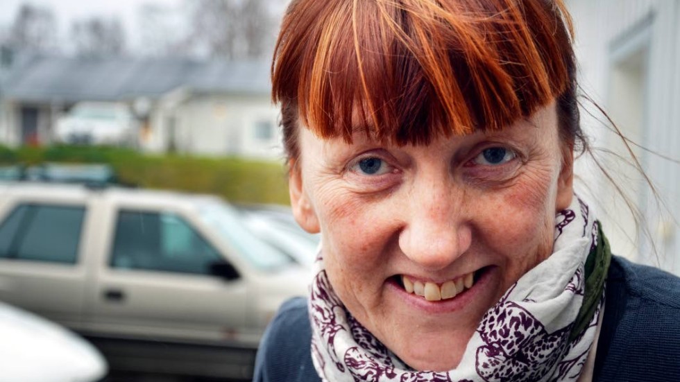 Verksamhetsledaren Maja Mella får nödvändigt stöd till läromedlen som ska författas av Mervi Erkheikki och Susanne Redebo.