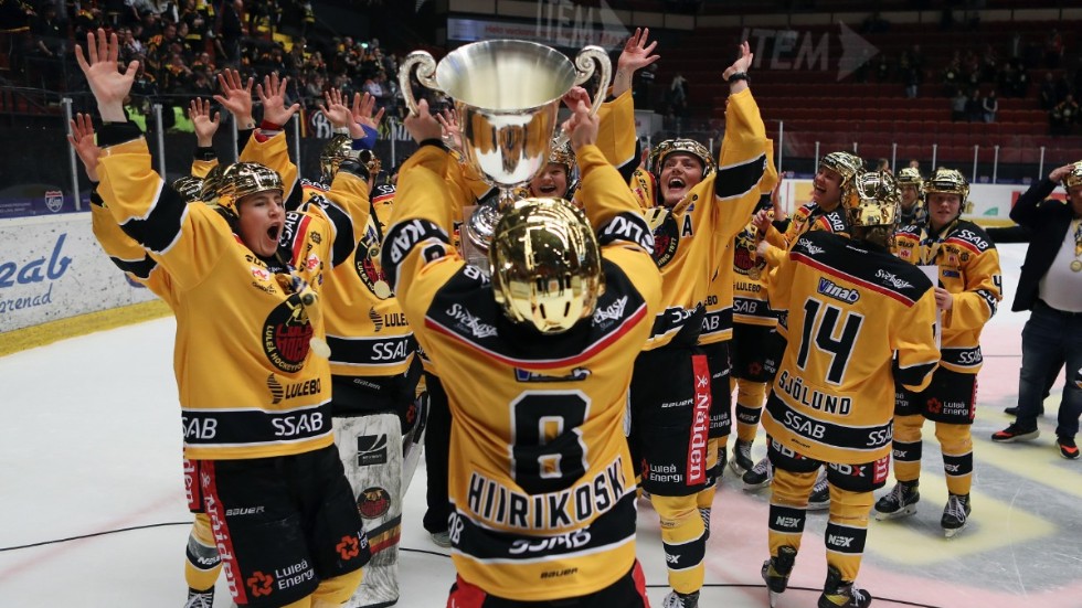 Luleåjubel. Lagkaptenen Jenni Hiirikoski lyfter bucklan mot segerrusiga lagkamrater. Blir det ännu en favorit i repris eller kan något lag utmana? Arkivbild.
