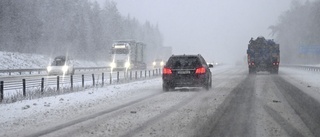 Snö på vägen – då får dubbdäcken sitta kvar