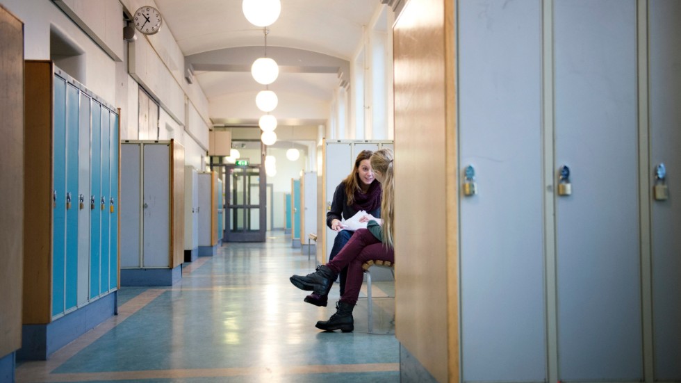 En lärare pratar med en högstadieelev bland elevskåpen i en skolkorridor i Sofia skola Foto: Jessica Gow / TT / Kod 10070