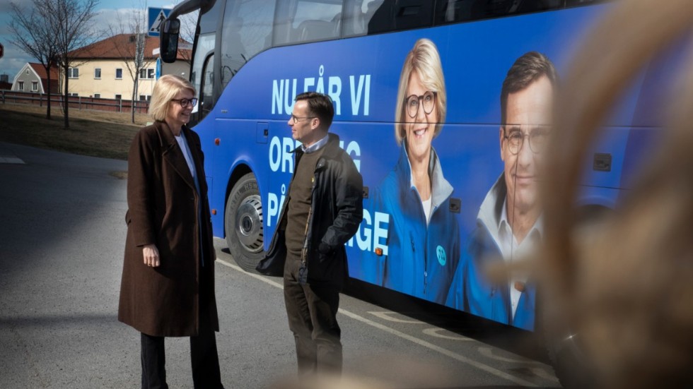 Elisabeth Svantesson och Ulf Kristersson. Dagens regering, exempelvis nedskärningar inom vården är frågor som lyfts i insändaren av Vivianne Forsman.