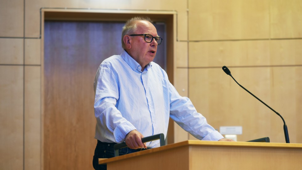 "Nu är det 125 miljoner kronor som kommunen måste hämta hem", säger Inge Jacobsson (M) som är djupt oroad för kommunens ekonomi. En ökning av skatte- och pensionsprognosen med 29 miljoner kronor spär på det ekonomiska oket ytterligare i Finspång.