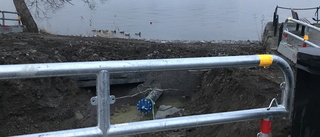 Därför är strandpromenaden nära bron uppgrävd