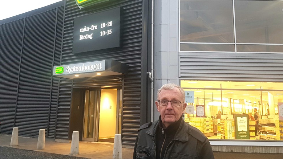 Nils Dahl var en av de första som handlade på Luleås nya Systembolag. 