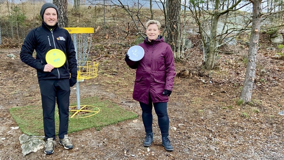 Filip Eriksson, ordförande i discgolfföreningen i Katrineholm och Anneli Hedberg (S), ordförande i service- och tekniknämnden.