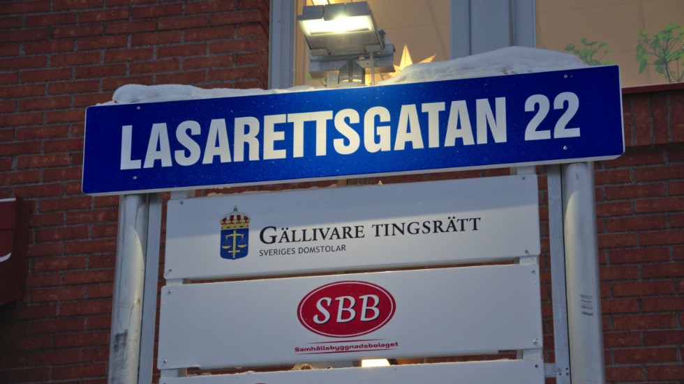 En av de fyra åtalades advokater hade drabbats av covid-19 vilket gjorde att rättegången gällande människorov, utpressning och grov misshandel fick ställas in. 