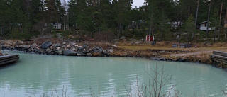 Illaluktande och grumligt vatten skapar oro i Hållnäs