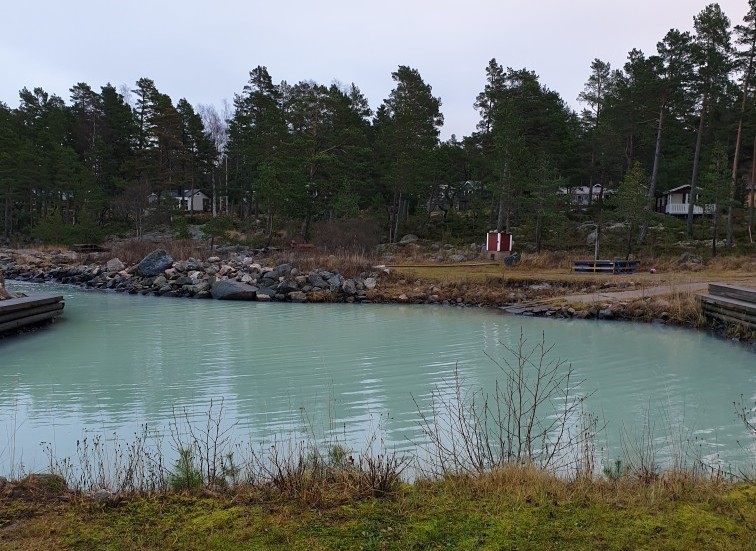 Så här ser det ut i hamnen i Storsand. Vattnet i själva hamnbassängen är grumligt och har turkosliknande ton. Utanför hamnbassängen är vattnet klart, enligt personer som tidningen pratat med.