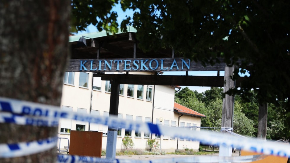 Enligt räddningstjänsten ska någon ha tänt eld på tidningar och kläder. 