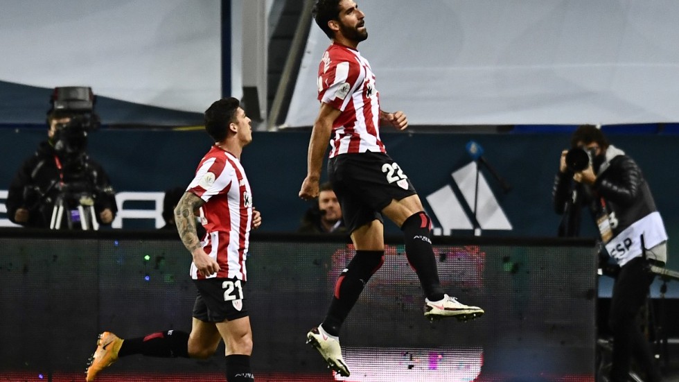 Athletic Bilbaos Raul Garcia, höger, jublar efter sitt första av två mål i cupsemifinalen mot Real Madrid.