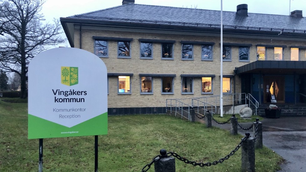 Borde vi inte vakna snart och börja ställa krav på "våra" politiker, eftersom vi ändå betalar deras lön! Skriver signaturen "Skattebetalare".