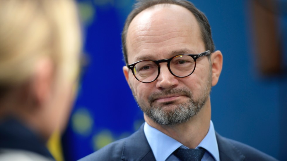 Alla som undrar över Bromma flygplats framtid säger sig vänta på att infrastrukturminister Tomas Eneroth (S) ska berätta om resan går till Arlanda eller om flygen blir kvar på Bromma. Arkivbild.