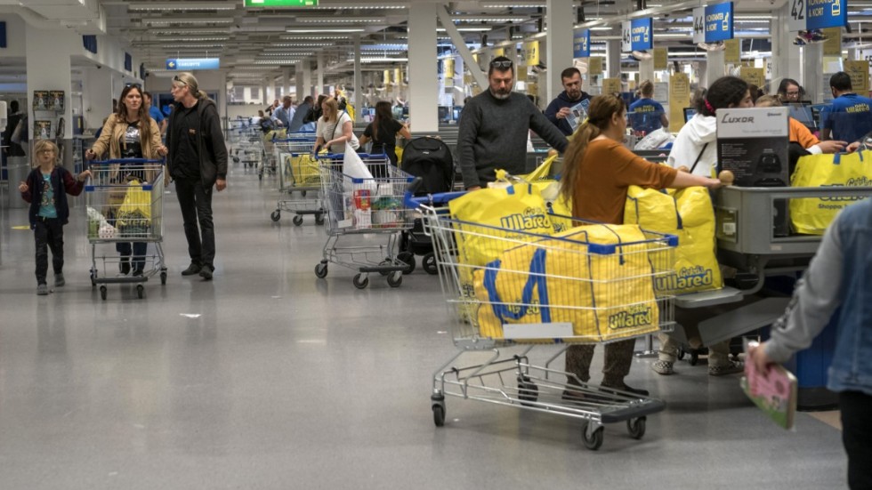 Trängsel bland shoppare på Gekås i Ullared. Enligt den senaste lägesrapporten efterlevs coronaråden sämre i butiker och varuhus när vädret är dåligt. Arkivbild.