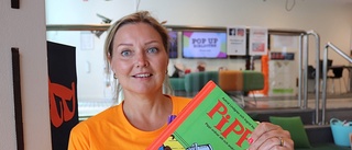 Lekfullt pop-up bibliotek med energiska besökare