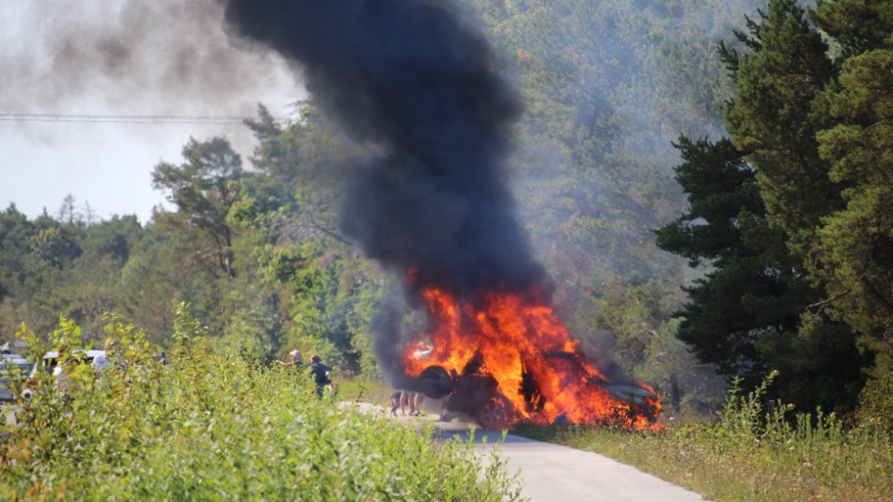 Bilen brann kraftigt efter att den kört av vägen.