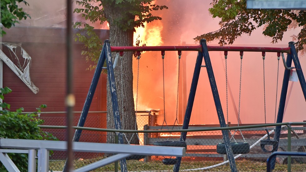 En kraftig brand bröt ut i en pizzeria vid Ringvägen i Nyköping.