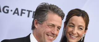 Hugh Grant spelar tennis-SM i Båstad