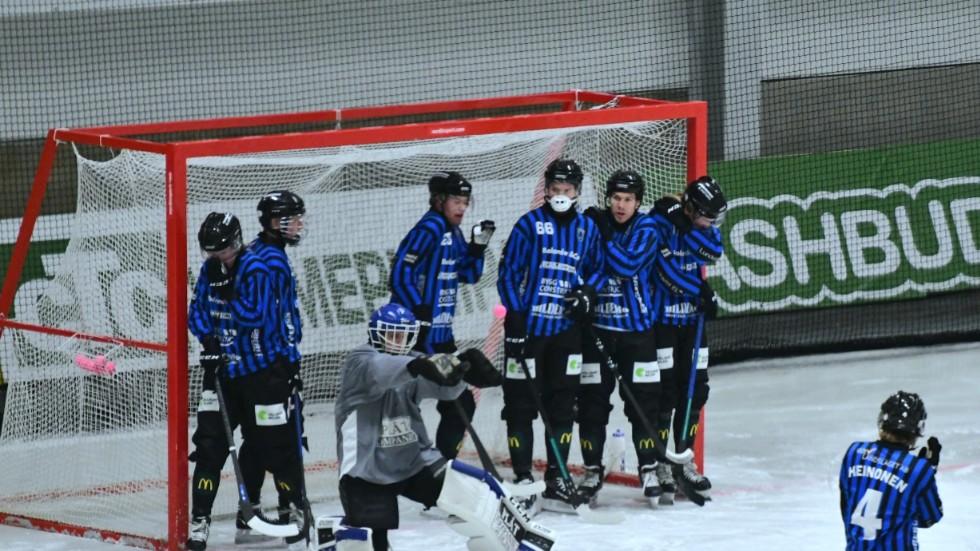 Målvakten Anton Andersson och hans Sirius möter Tellus på bortaplan. Här räddar Andersson en hörna mot Broberg i Helsingehus Arena.