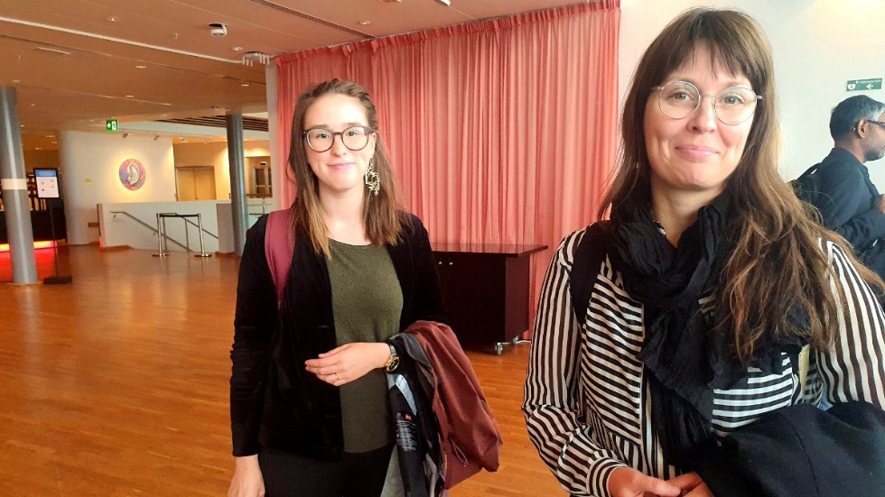 Miljöpartiet i Luleå föreslår höjd kommunalskatt och kraftiga besparingskrav på kommunstaben för att finansiera sina satsningar. Gruppledaren Malin Svedjeholm, till höger, och Paulina Koskenniemi. 