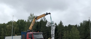 Jätteskulpturen "Planteraren" har landat i rondellen i Skiftinge