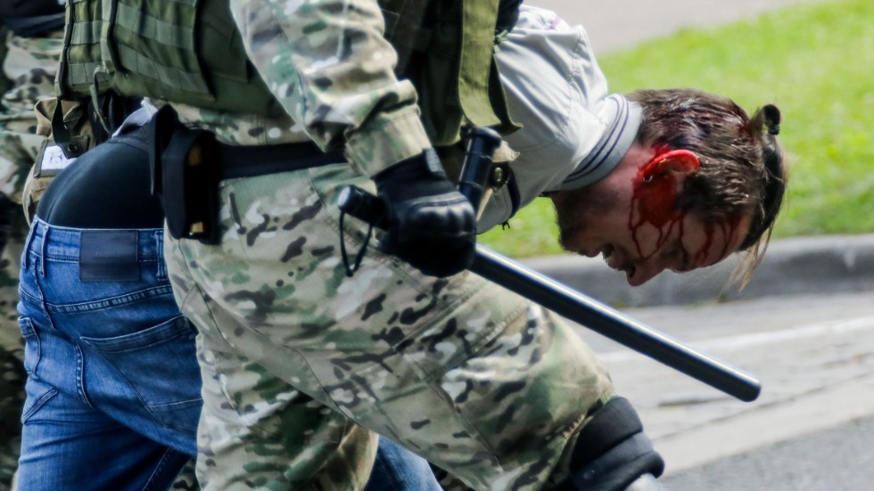 Poliser anklagas för att ha använt sina batonger mot mängder av människor. Övervåldet har varit enormt, enligt människorättsorganisationer. Bilden är tagen den 13 september.