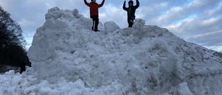 Uppmaningen: Håll barnen borta från snöhögar vid vägen