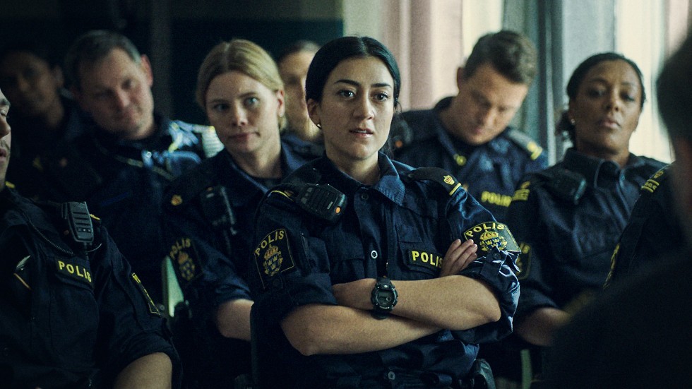 I "Tunna blå linjen" får tittarna följa Leah (Gizem Erdogan) och hennes kollegor vid Malmöpolisen.