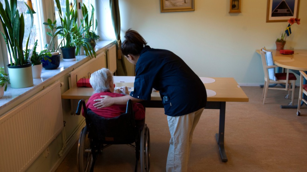 Det är omsorgspersonalens arbetstider, arbetsmiljö, kompetens och tjänstgöringsgrad som påverkas när det ska sparas pengar, anser ordförande för Kommunal Öst.
 
