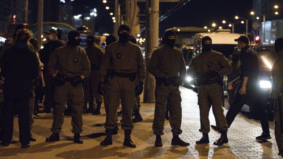 Belarusisk polis stoppar demonstranter i Minsk under onsdagen.