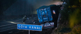 Lastbil krockade med vägg - en förd till sjukhus