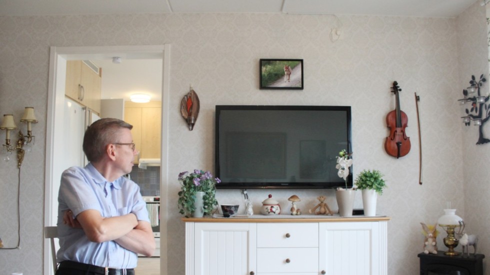 För Tommy Larsson var observationen av vargen i Långbogenreviret en höjdpunkt i livet. Självklart har fotografiet han tog fått finplatsen ovanför tvn.