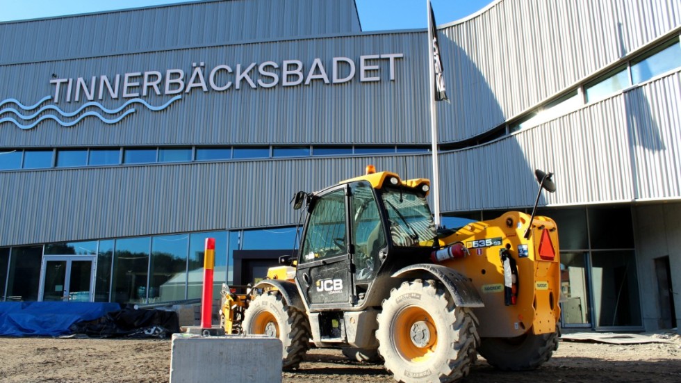 Bilarna vid nya simhallen kunde säkert fått en bättre placering, menar insändarskribenten.