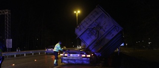 Container på lastbil tippade i Vallarondellen