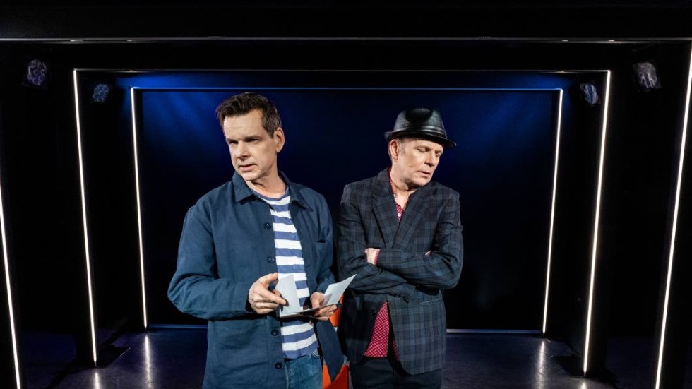 Per Burell och Pelle Grytt i dramakomedin ”Ingripandet”, som fick sin Riksteaterpremiär i Vadstena på söndagskvällen.